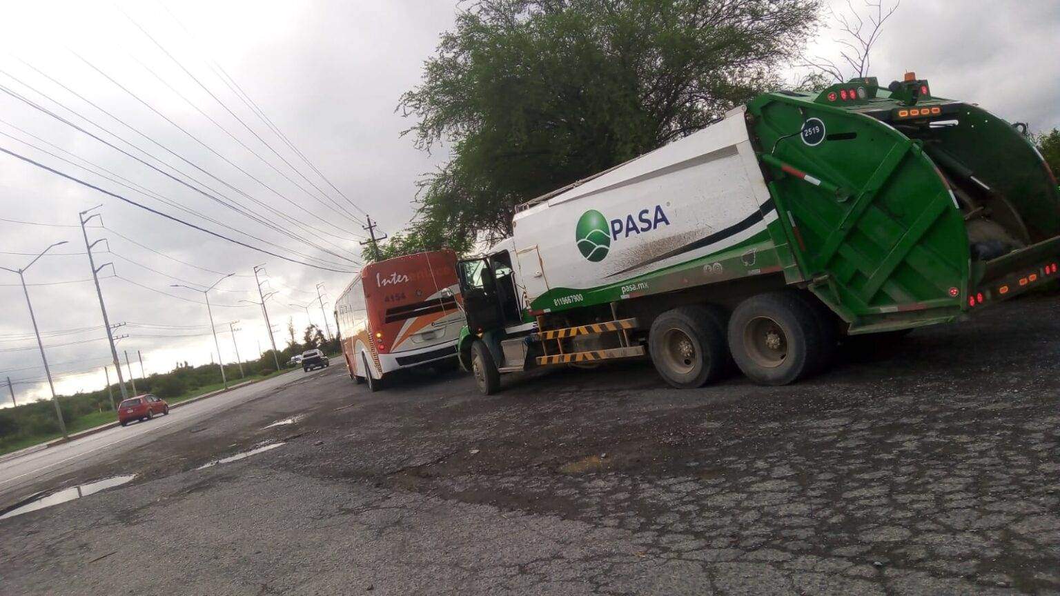 El susto de su vida se llevaron los usuarios de una unidad de transporte intermunicipal, luego de ser impactado por un camión recolector de basura, en el municipio de Cadereyta.