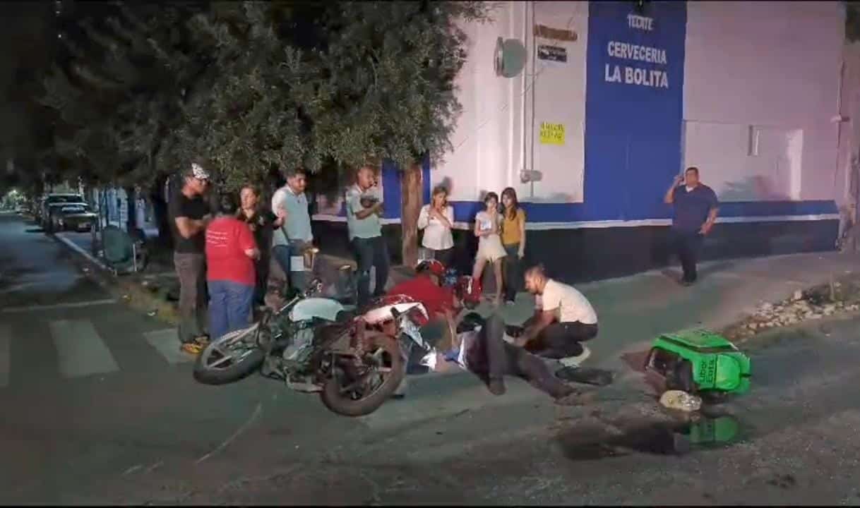 El conductor de una moto, quien es repartidor de aplicación, resultó lesionado tras chocar contra un Ruta 138 luego de no respetar un señalamiento de alto, en el centro de Monterrey.