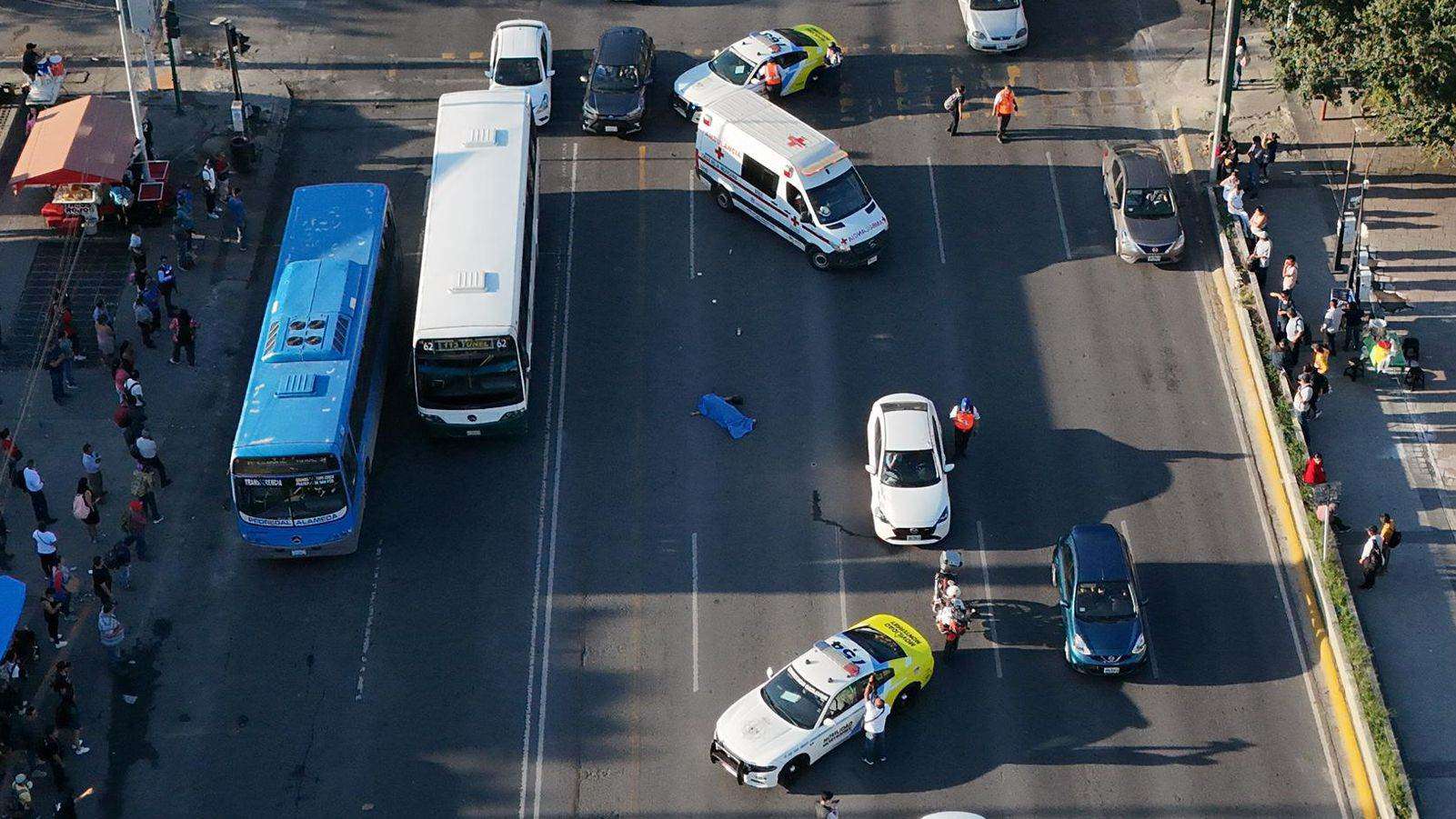 Una mujer falleció luego de ser atropellada por la conductora de un vehículo, ayer en el centro de Monterrey.