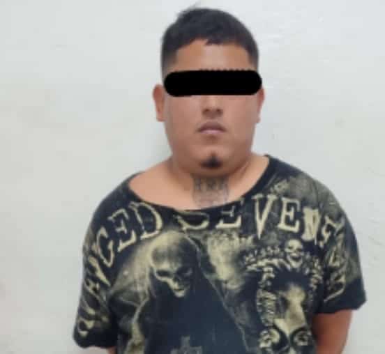 Un joven que cargaba una mochila en la que traía 40 bolsas pequeñas con marihuana y un arma corta, fue capturado por elementos de la Policía Metropolitana de Investigación de Escobedo.