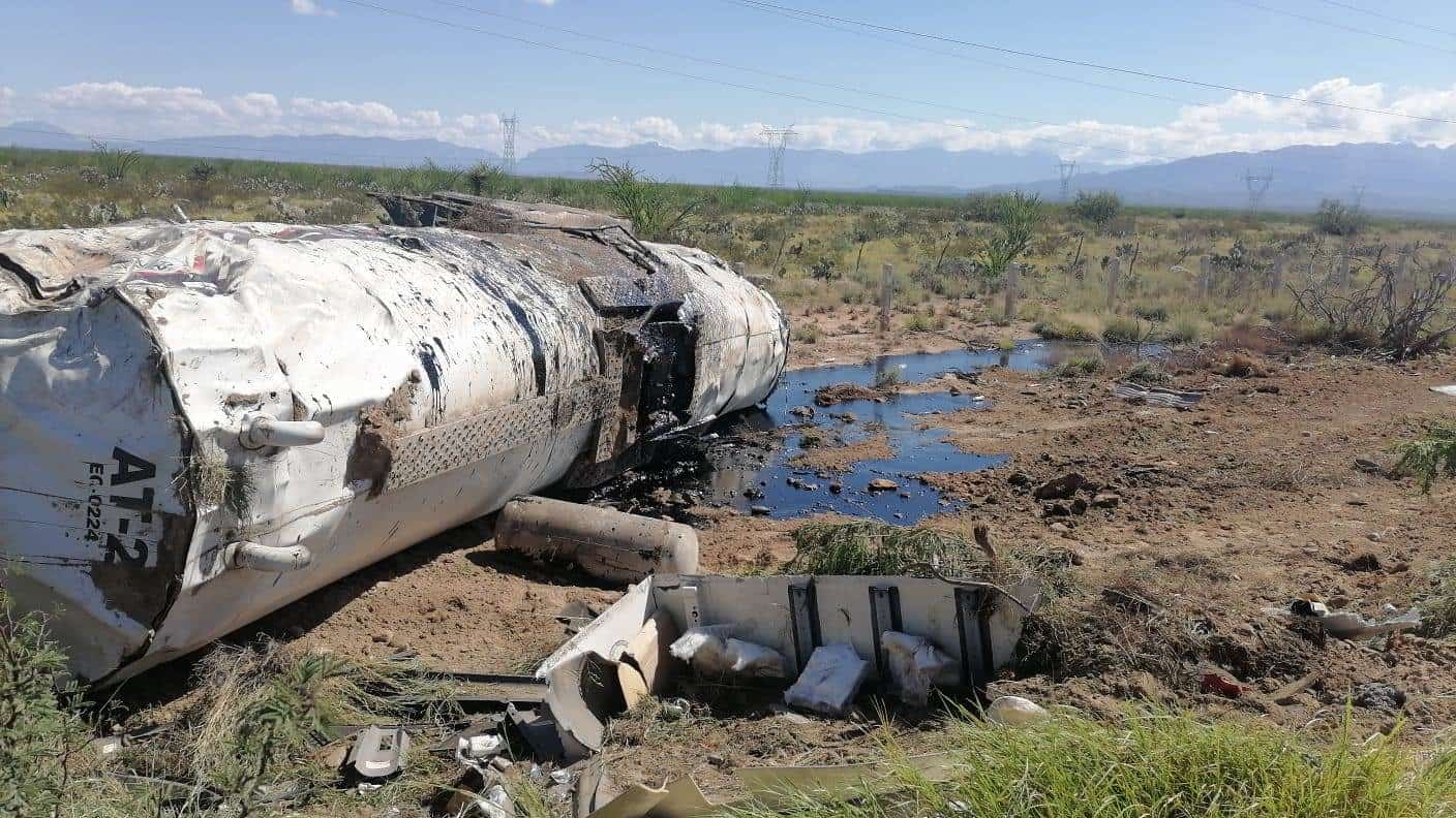 El conductor de una pipa resultó lesionado luego de volcar en su unidad, esta mañana en la Carretera a Monclova, donde además se presentó derrame de asfalto líquido que transportaba, en el municipio de Mina.