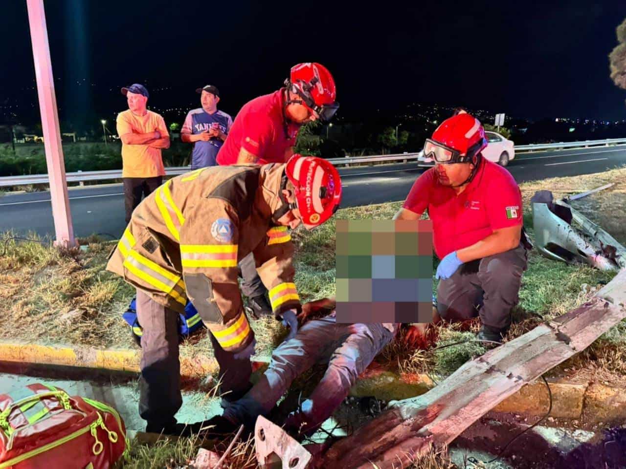 Con lesiones en diferentes partes del cuerpo resultó el conductor de un vehículo luego de estrellarse contra una luminaria y derribarla, la madrugada de ayer en la Avenida Antonio L. Rodríguez, a la altura de la Colonia Miravalle, en Monterrey.