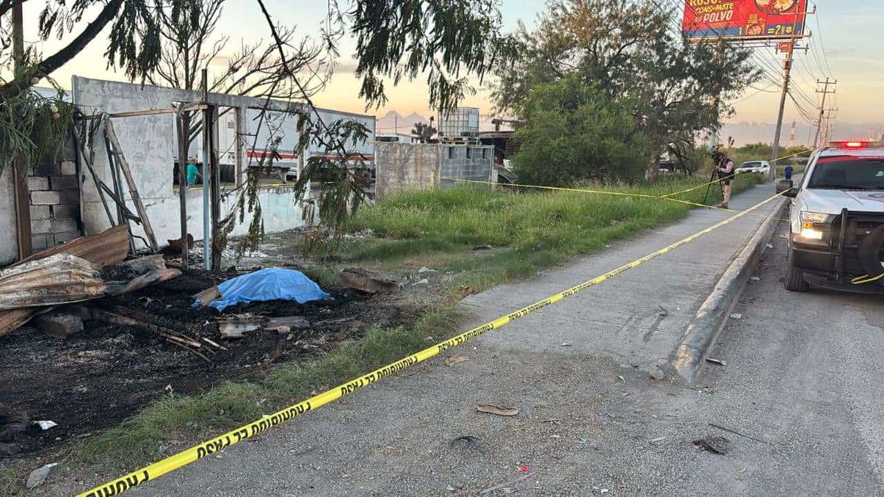 Un hombre de la tercera edad murió luego de incendiarse un tejabán que habitaba junto a la Carretera a Laredo, a unos metros de su cruce con la Carretera a Salinas Victoria y de la Zona Militar, ayer en el municipio de Apodaca.