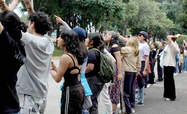 Maestros y estudiantes del INBAL protestan por falta de pagos