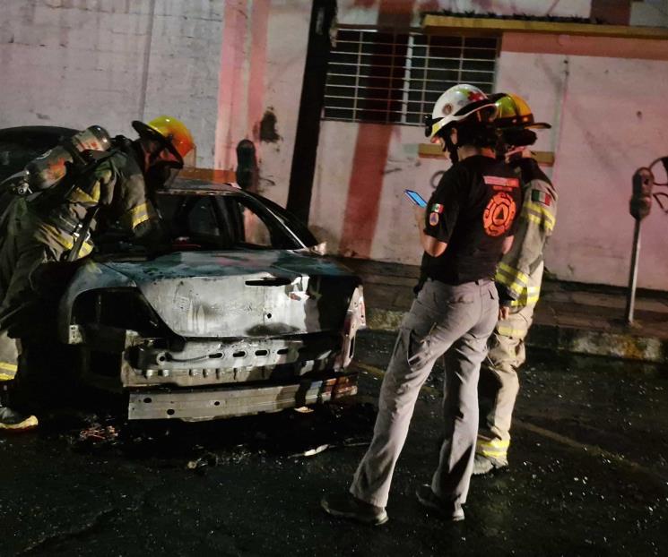 Arde vehículo estacionado