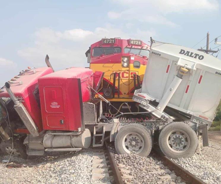 Embiste tren a tráiler en Santa Catarina