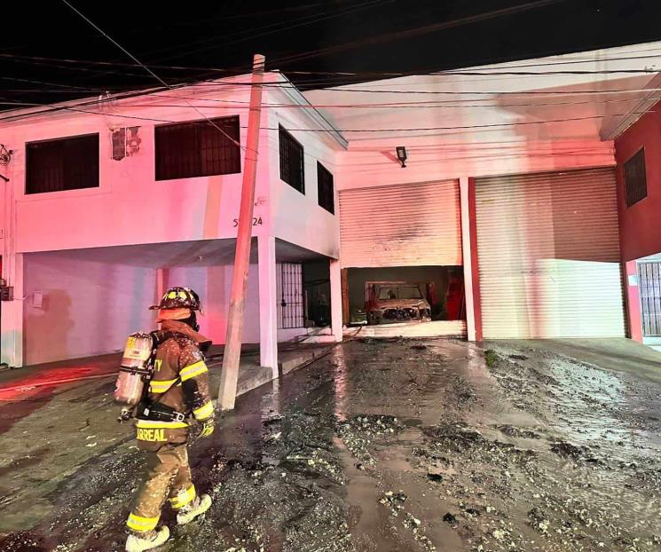 Arde bodega de químicos