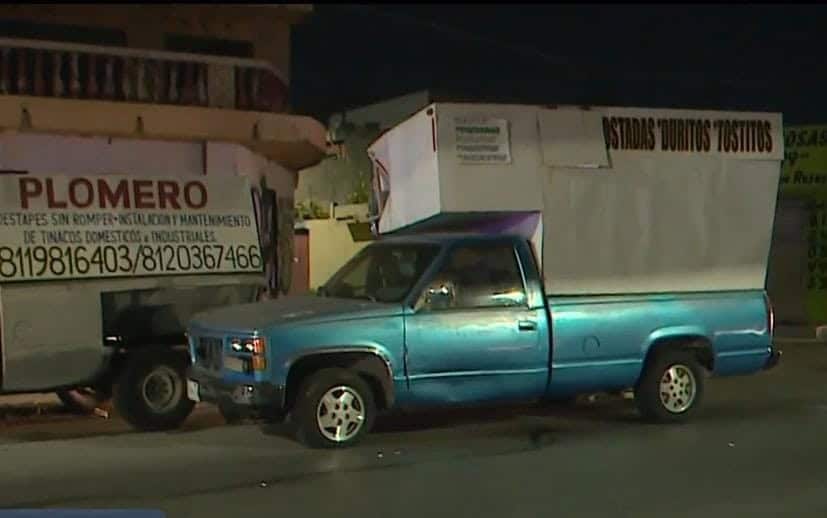 A unos minutos de robarse una camioneta y chocarla contra un auto estacionado, el presunto ladrón falleció al bajar de la unidad, la noche del miércoles en la Colonia Unidad Modelo, al norte de Monterrey.