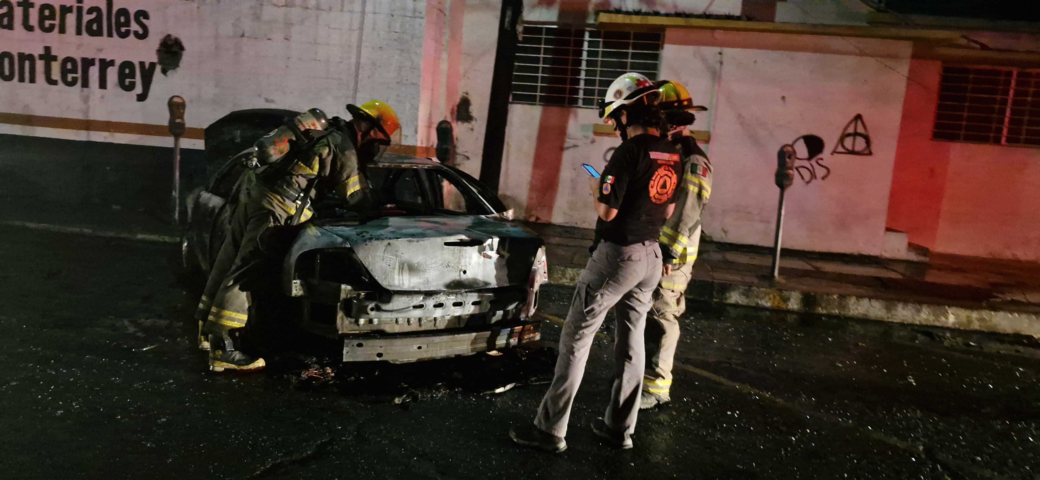 El incendio de un vehículo estacionado en calles del centro de Monterrey, movilizó a elementos de Bomberos de Nuevo León y Protección Civil Nuevo León.