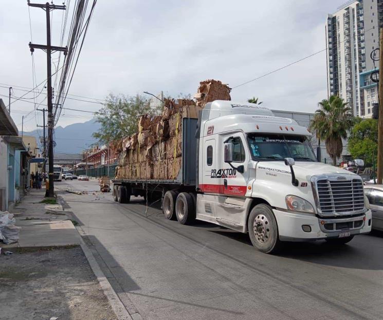 Derriba tráiler cables en el Centro