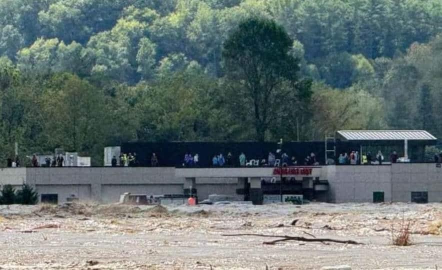 Helene. Rescatan a personas atrapadas en techo de un hospital