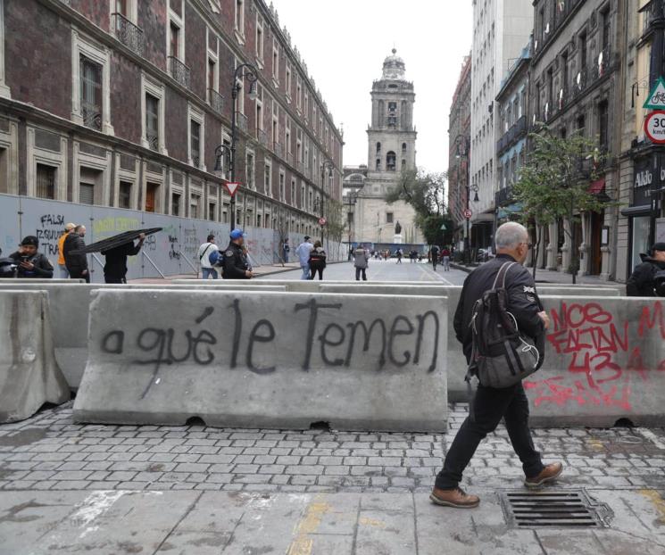 Marcha de Ayotzinapa estuvo rodeada de conservadores: AMLO