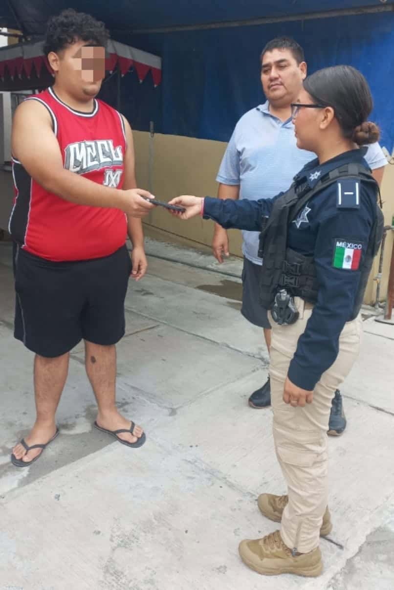 Un joven, de 19 años, quien la noche del miércoles fue víctima de robo de su iPhone recibió la tarde del jueves una sorpresa de parte de elementos de la Policía Metropolitana de Investigación (PMI) de Proxpol Escobedo, que le regresaron su aparato.