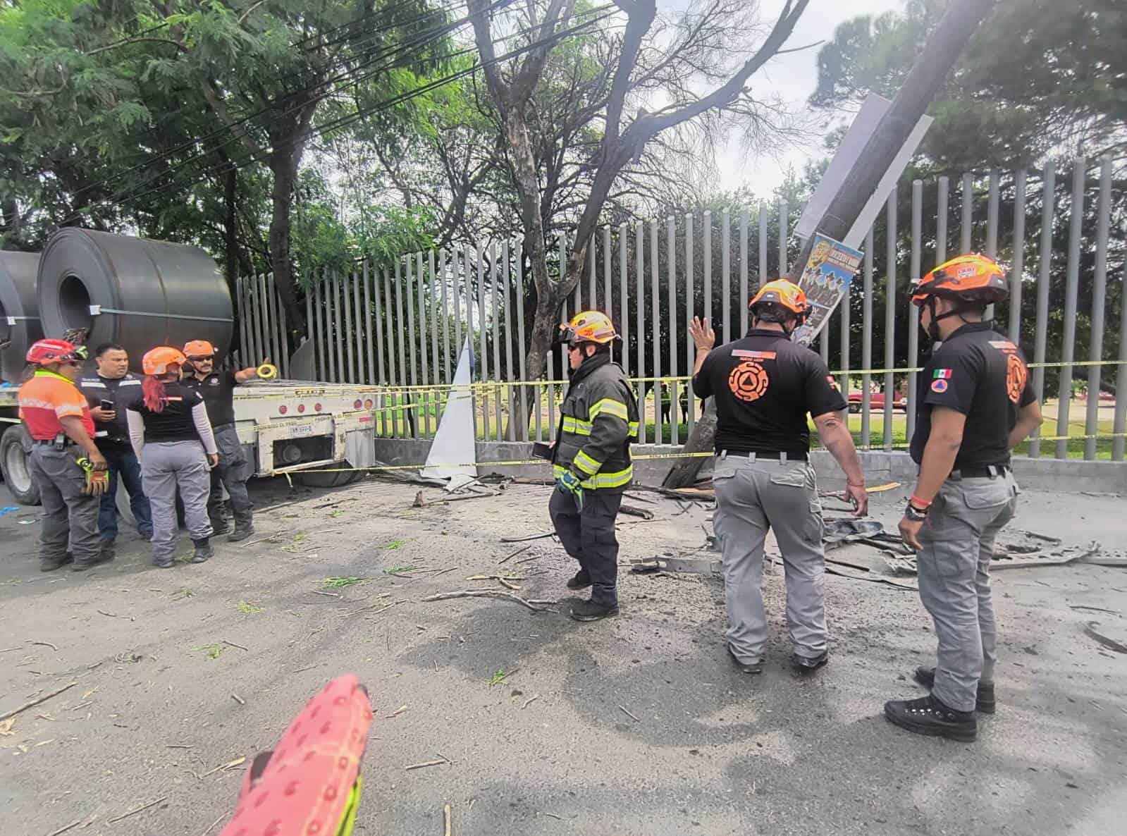 Dos fallecidos y diversos lesionados, dejó un choque registrado ayer en la Carretera a Miguel Alemán, municipio de Apodaca, luego de que un tráiler de plataforma con rollos de acero se quedó sin frenos, subió a la banqueta y se estrelló en una parada de camiones donde había varias personas.