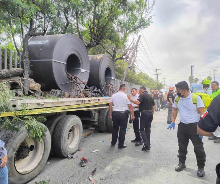 Mata tráiler sin frenos a 2 en parabús