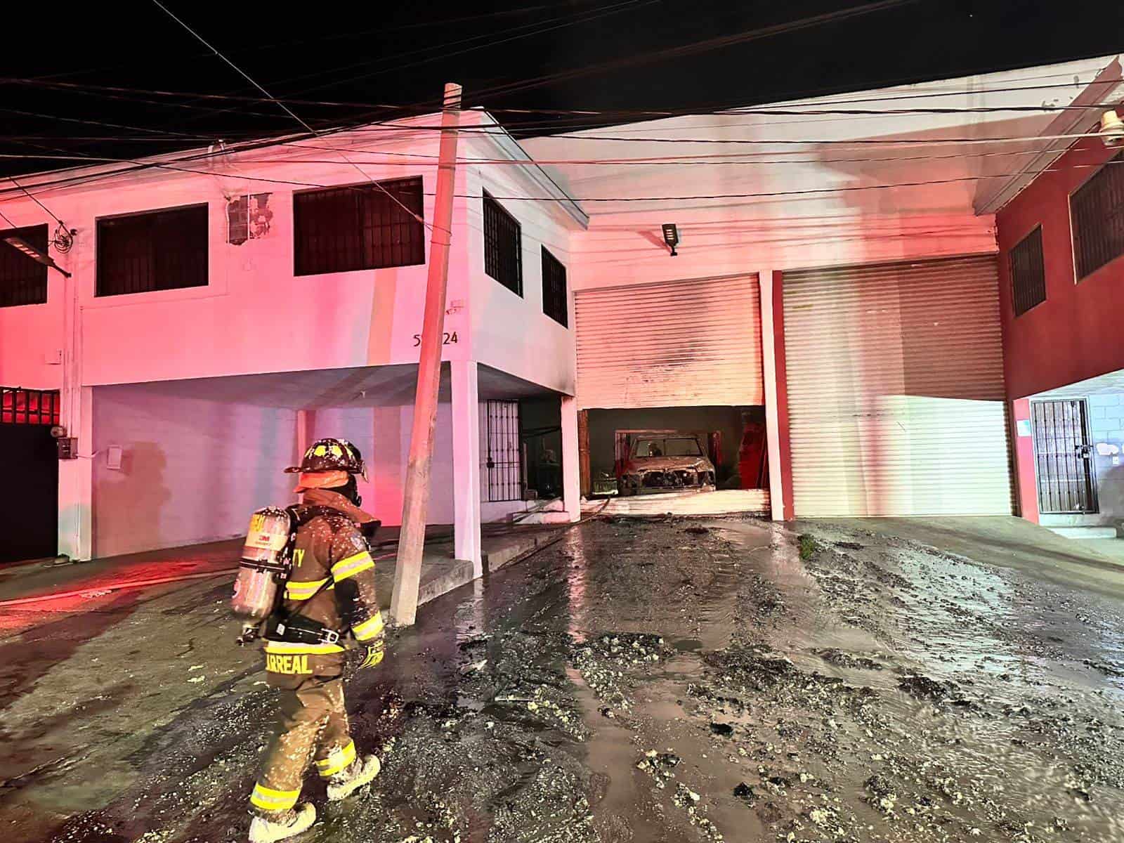 Cuantiosos daños materiales, dejó el incendio de una bodega de químicos en el Barrio Estrella, Ciudad Solidaridad, al poniente de Monterrey.