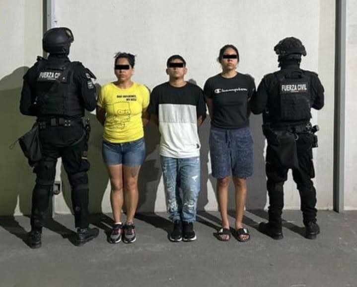 Elementos de Fuerza Civil arrestaron a dos hombres y una mujer, que presuntamente poseían más de 90 dosis de cristal; esto en el municipio de Juárez.