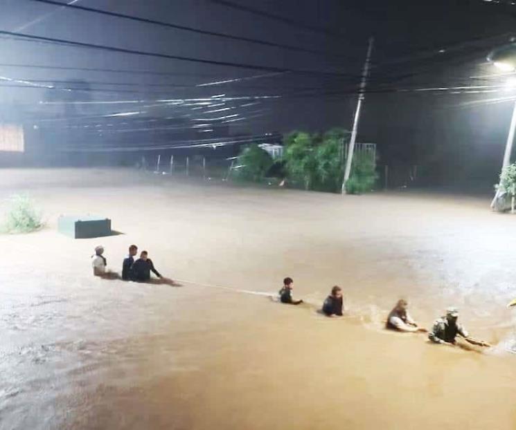 Causa ´John´ estragos en Acapulco; provoca inundaciones severas