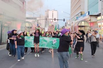 Alzan su voz en marcha para pedir la despenalizaci&oacute;n del aborto
