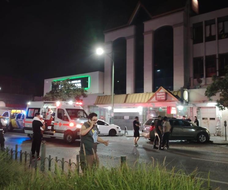 Evacúan a 45 por incendio en cocina de un hotel