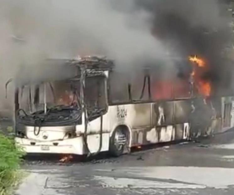 Incendio de ruta urbana quema camioneta y casa, en Juárez