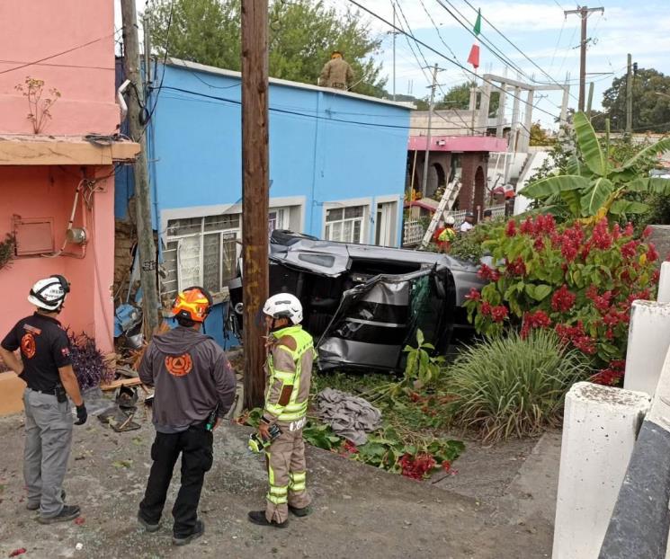 Estrella camioneta contra casa y vuelca