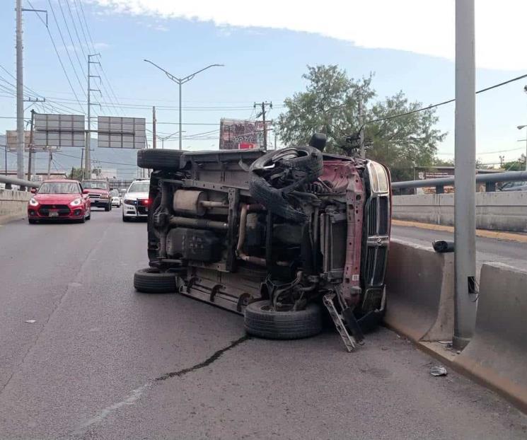 Vuelca conductor en Rangel Frías, al poniente de Monterrey