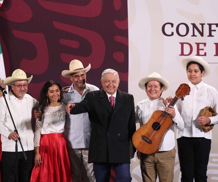 Con mariachis, corridos y amlitos, simpatizantes despiden a AMLO