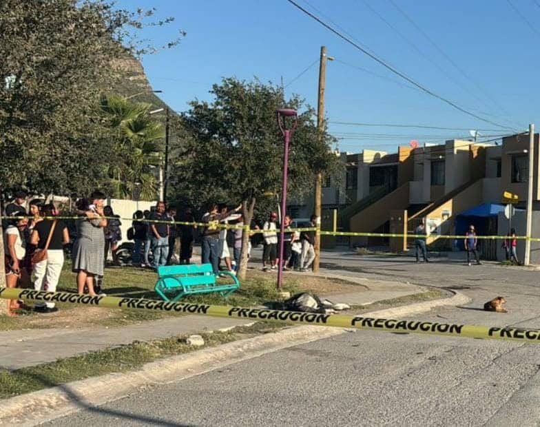 En el momento en que caminaban en un parque público, dos hombres fueron ejecutados ayer, en el municipio de García.