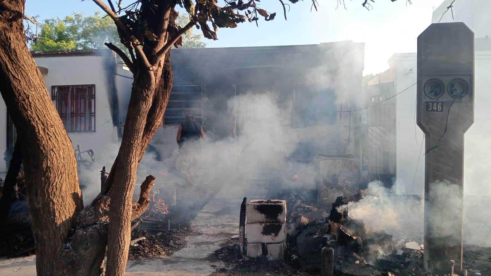 El incendio de un domicilio en el municipio de Juárez, movilizó ayer a elementos de Bomberos y Protección Civil.