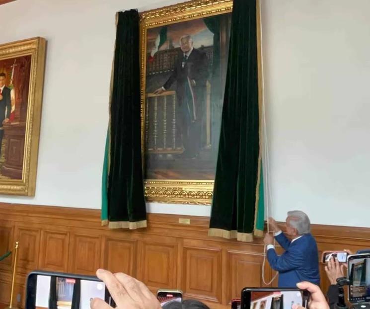 Muestra AMLO su retrato en Palacio Nacional