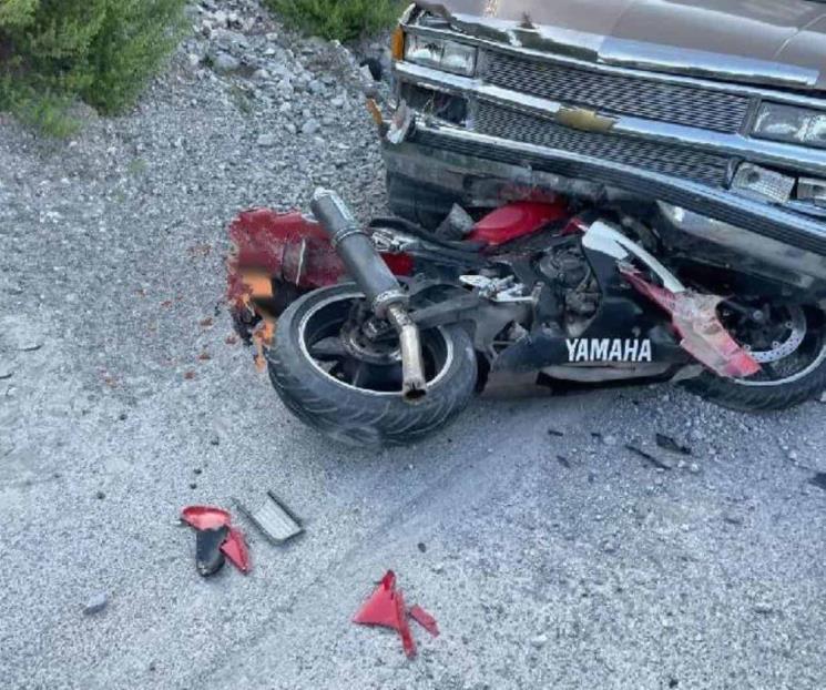 Fallece motociclista tras chocar contra camioneta