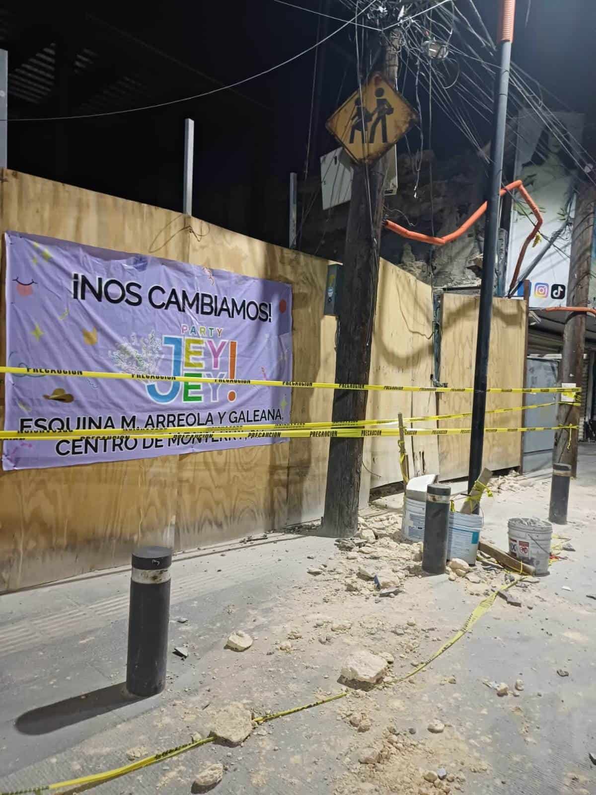 Dos trabajadores de la construcción terminaron con lesiones de consideración, al derrumbarse una barda en una edificación que se realiza en el centro de la ciudad.