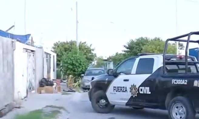 Un hombre en la entrada de su casa en la Colonia Portal de las Salinas, ayer en el municipio de Ciénega de Flores.