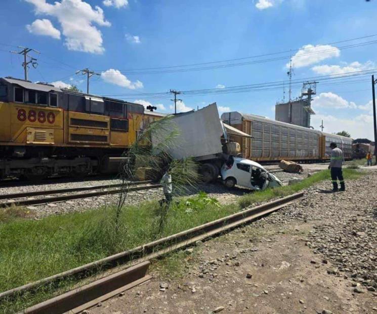 Embiste tren a tráiler y auto en Salinas Victoria