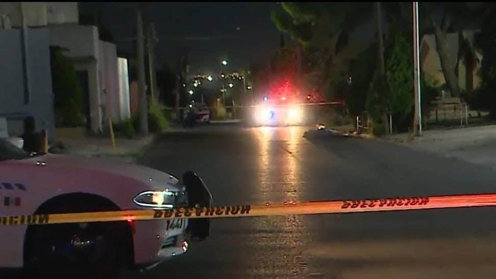 En el momento en que caminaba por calles de la Colonia Cumbres, un hombre murió atropellado por un automovilista que tras los hechos se dio a la fuga, la noche del martes al poniente de Monterrey.