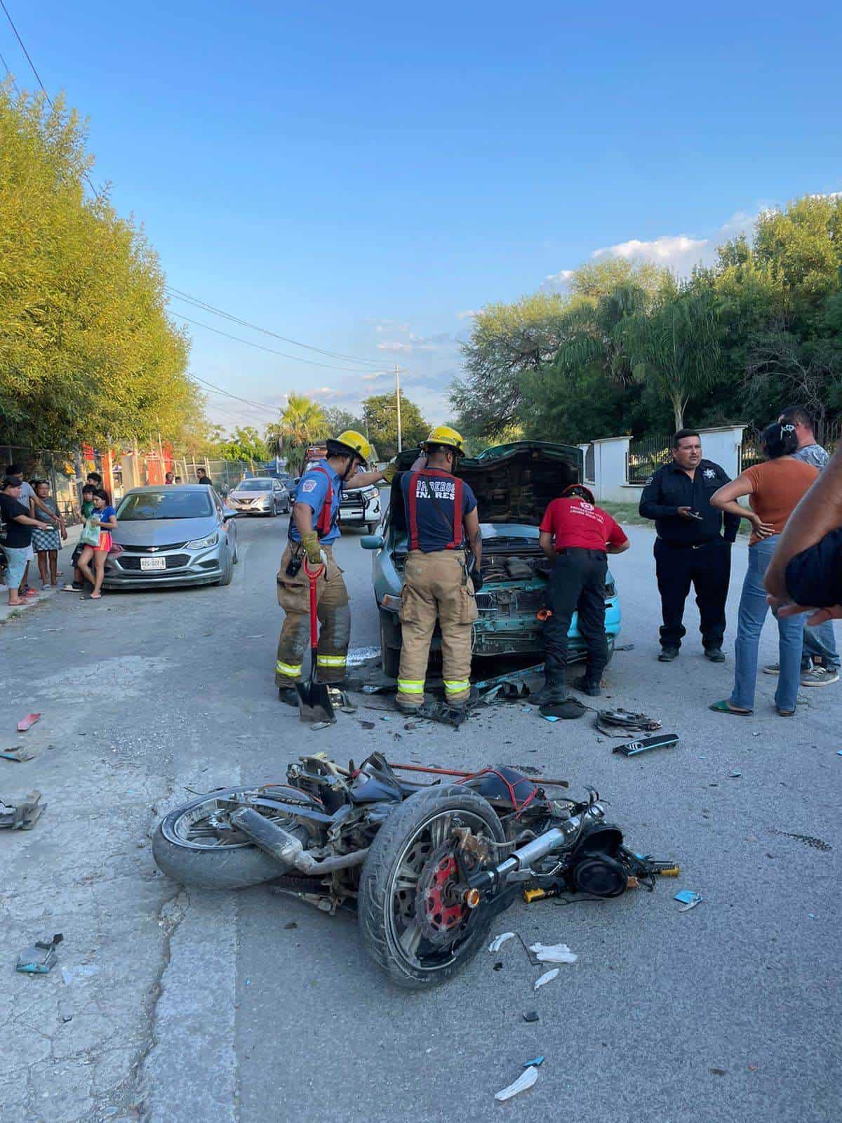 Dos personas que viajaban en una motocicleta, terminaron con lesiones de consideración, al ser embestidos por un vehículo en calles del municipio de Linares.