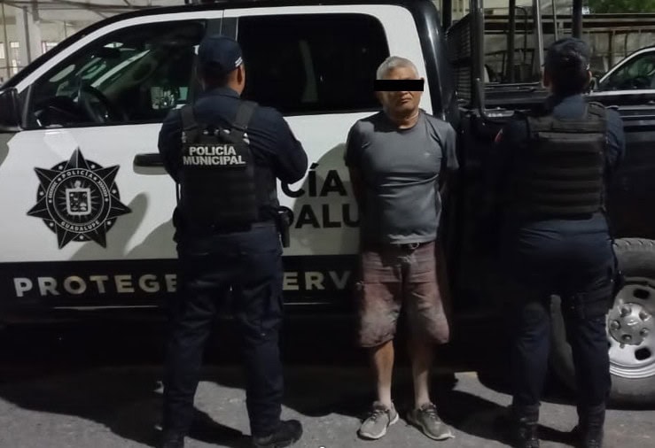 Luego de golpear y amenazar a su esposa con un cuchillo, presuntamente por celos, un hombre fue detenido por elementos de la Secretaría de Seguridad Pública y Protección Ciudadana de Guadalupe, en la Colonia Las Sabinas.