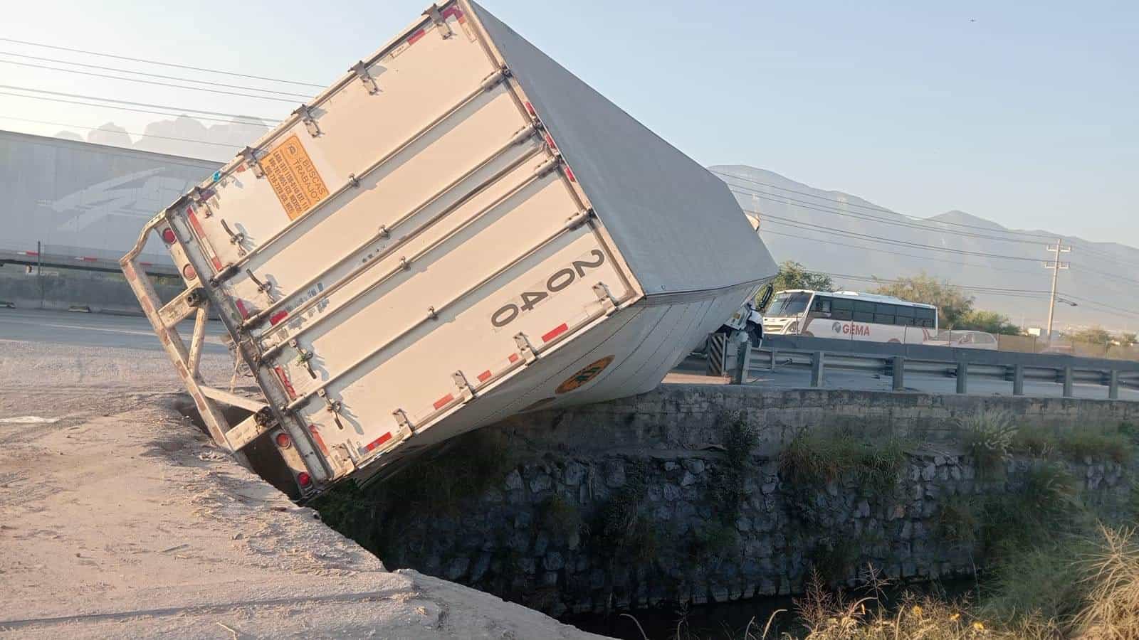 El accidente se un tráiler del cual la parte posterior de su caja cayó a un canalón, colapsó el Libramiento Noroeste de Escobedo a Santa Catarina a la altura de Ciudad Industrial Mitras, ayer en el municipio de García.