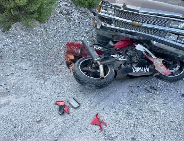 Una persona sin vida y un lesionado, fue el saldo que dejó un choque frontal entre una camioneta y una motocicleta, donde viajaban los dos afectados, en el municipio de Aramberri, Nuevo León.