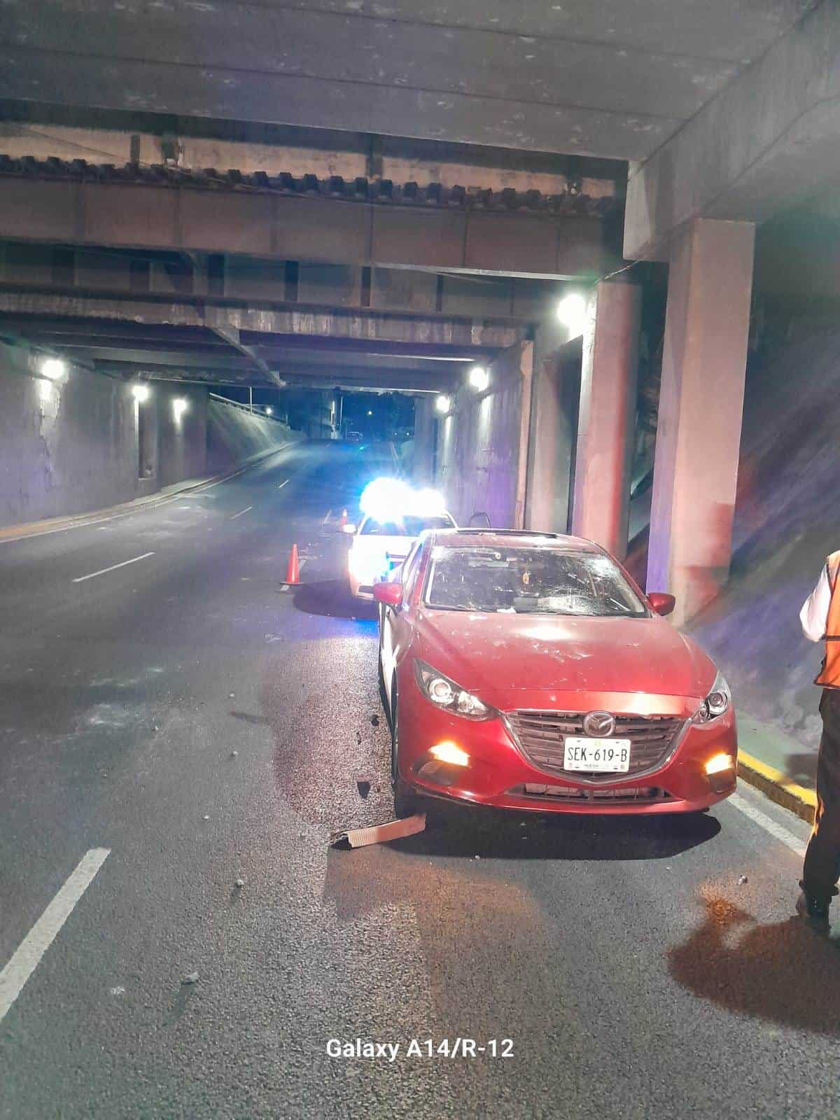 La caída de pedazos de concreto del Puente de Félix U. Gómez y Morones Prieto, ocasionó diversos daños a un vehículo, el miércoles al sur de la ciudad.