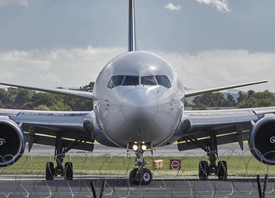 Le gomme dell’aereo sono scoppiate durante l’atterraggio in Italia