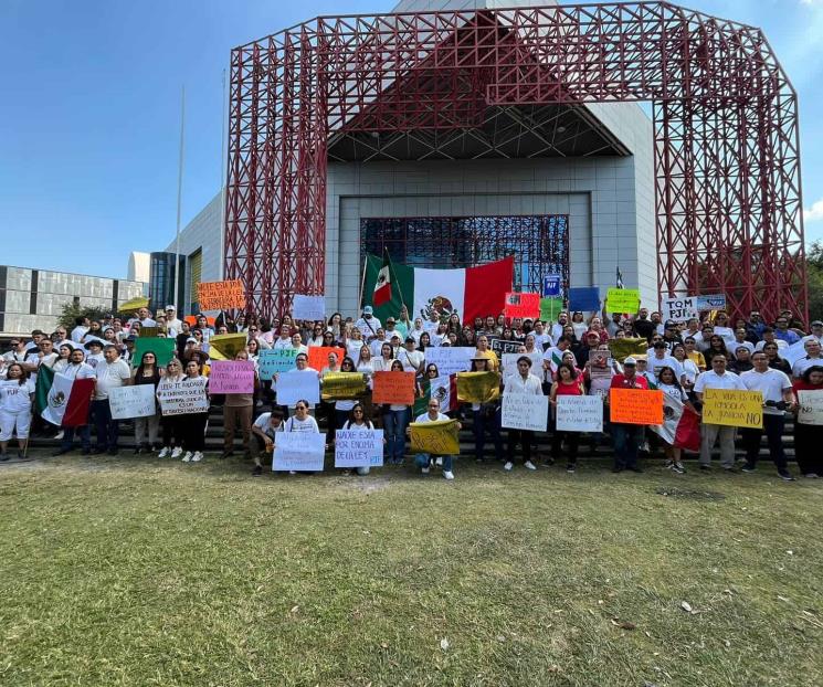 Se manifiestan empleados del PJF en la Feria del Libro