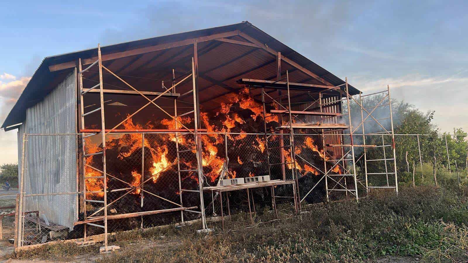 Una bodega con más de 1000 pacas en su interior, terminó totalmente destruida, luego de incendiarse por causas desconocidas, en un rancho del municipio de Linares.