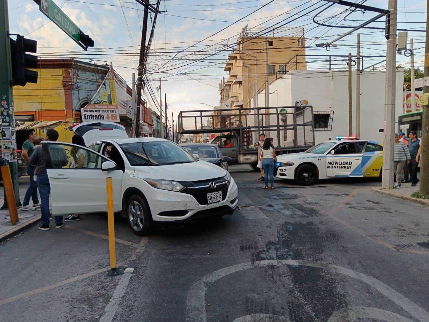 Un accidente de crucero entre dos vehículos, dejó como saldo a cuatro personas lesionadas en el centro de Monterrey.