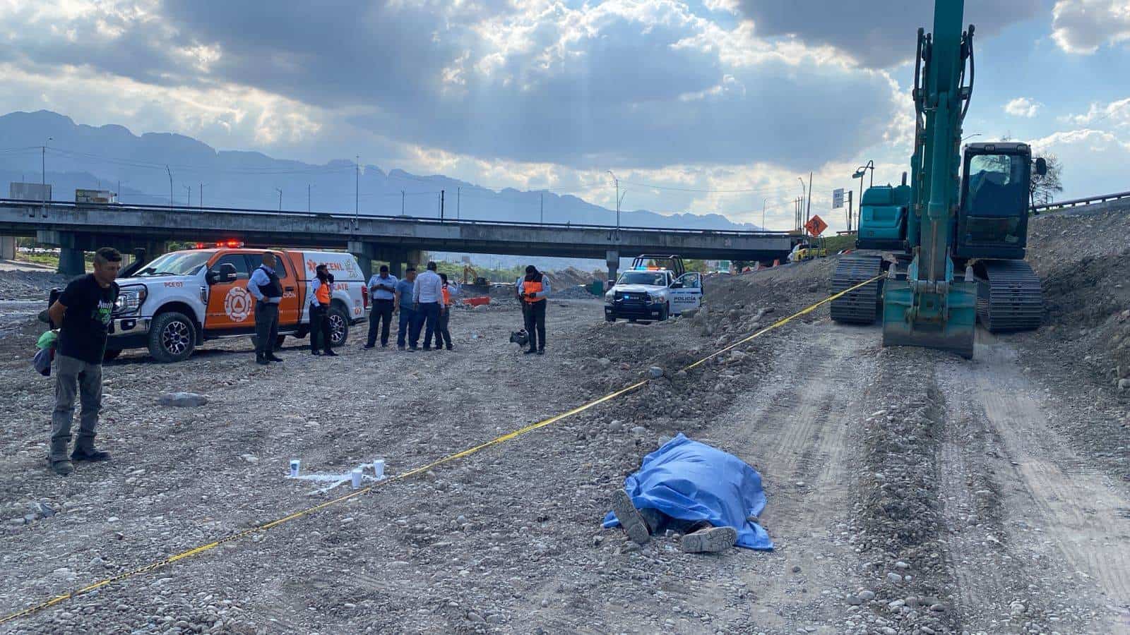 Un trabajador de la obra de nacionalidad colombiana, murió al caer de una máquina cuando realizaban obras de construcción, al oriente  de la ciudad.