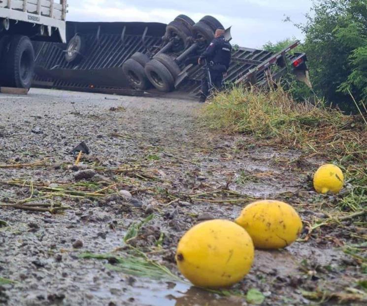 Vuelca tráiler cargado de limones en carretera de General Terán