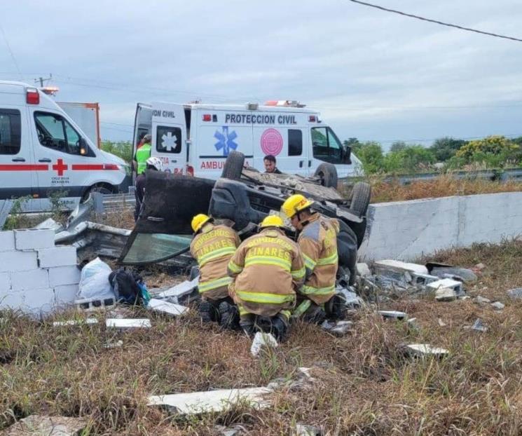 Volcadura deja cinco heridos en Carretera Nacional, en Hualahuises