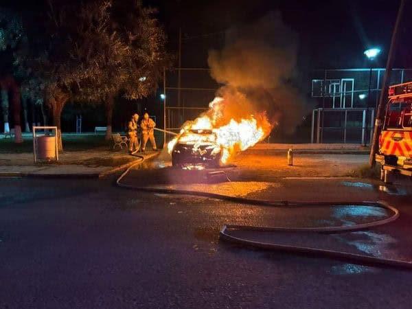 Arde automóvil en Linares