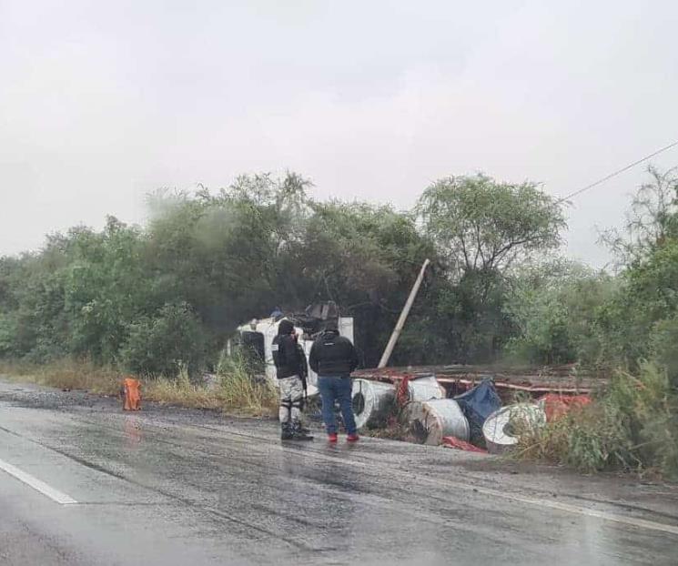 Vuelca tráiler cargado con rollos de acero